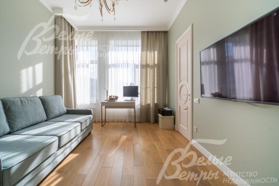 В кабинете: диван, рабочее место, телевизор