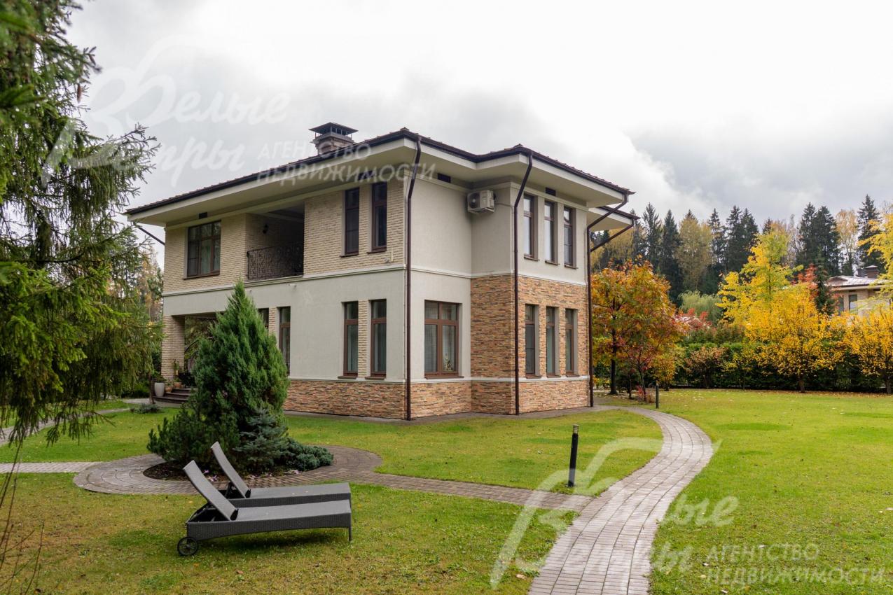 Участок расположен в тихой приватной части коттеджного посёлка у леса