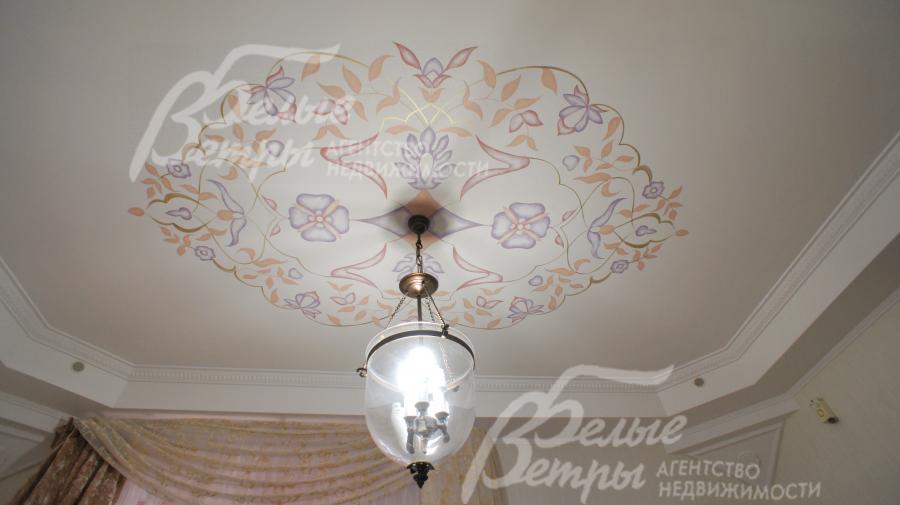 Потолки подвесные многоуровневые с карнизами и художественной росписью