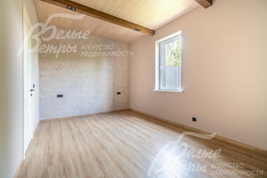 Спальня на первом этаже с акцентной стеной у изголовья кровати и с собственным санузлом