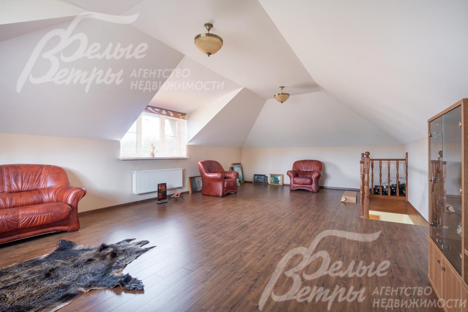 На втором этаже - большая комната-гостиная, высота потолка – до 2,7 м