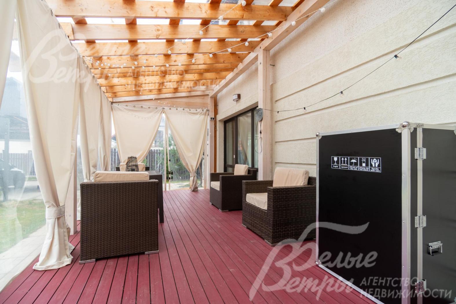 На террасе установлена садовая мебель, предусмотрено мягкое остекление, террасы покрыта решётчатой крышей, пропускающей естественный свет