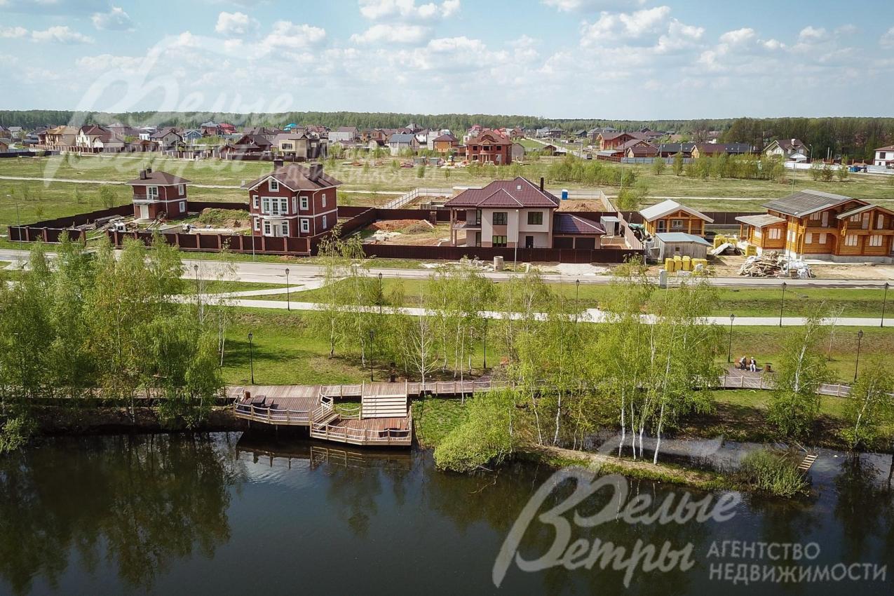 обжитой благоустроенный поселок на берегу озера Александровы пруды 