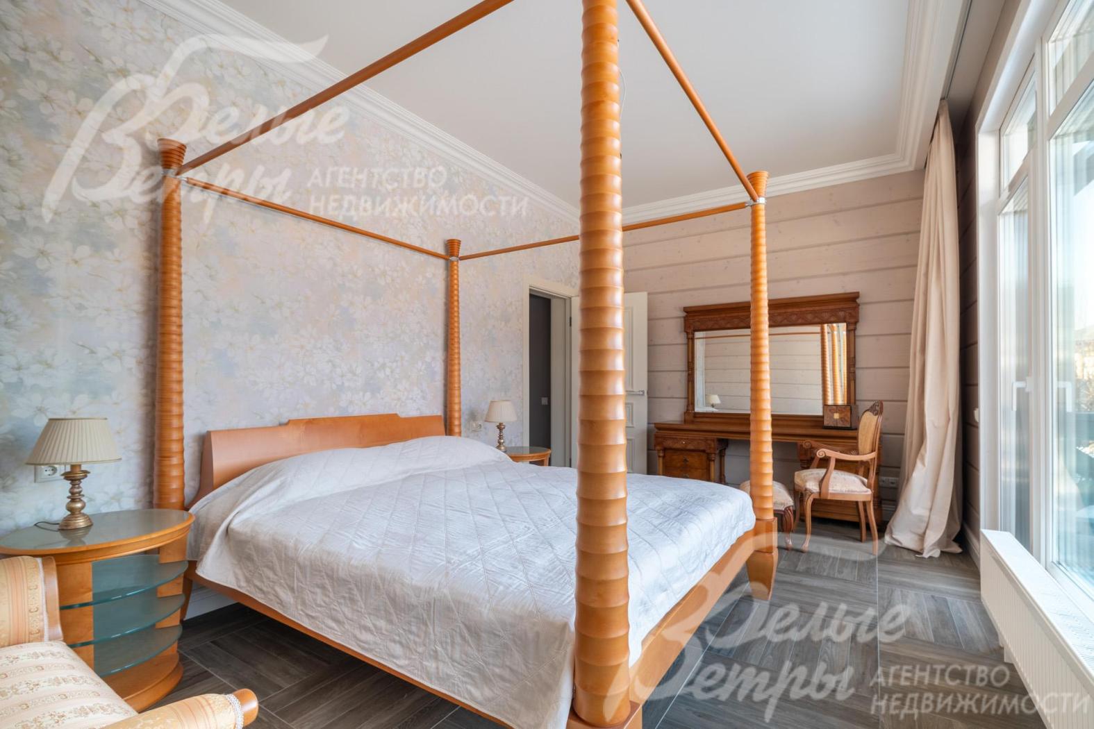 На первом этаже расположена мастер-спальня с дизайнерским спальным гарнитуром Giorgetti (Италия) и коллекционным туалетным столиком с креслом из Италии