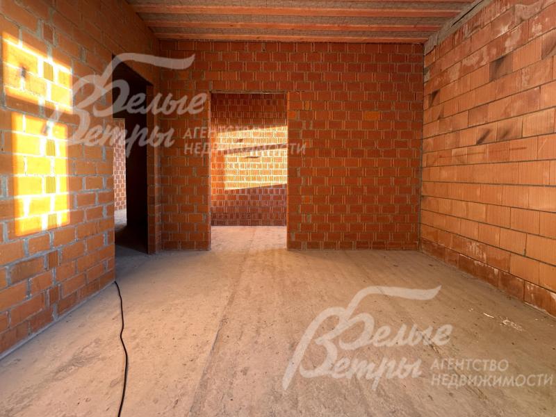 Одна из спален на втором этаже. В доме выполнена разводка электрики в соответствии с инженерным проектом