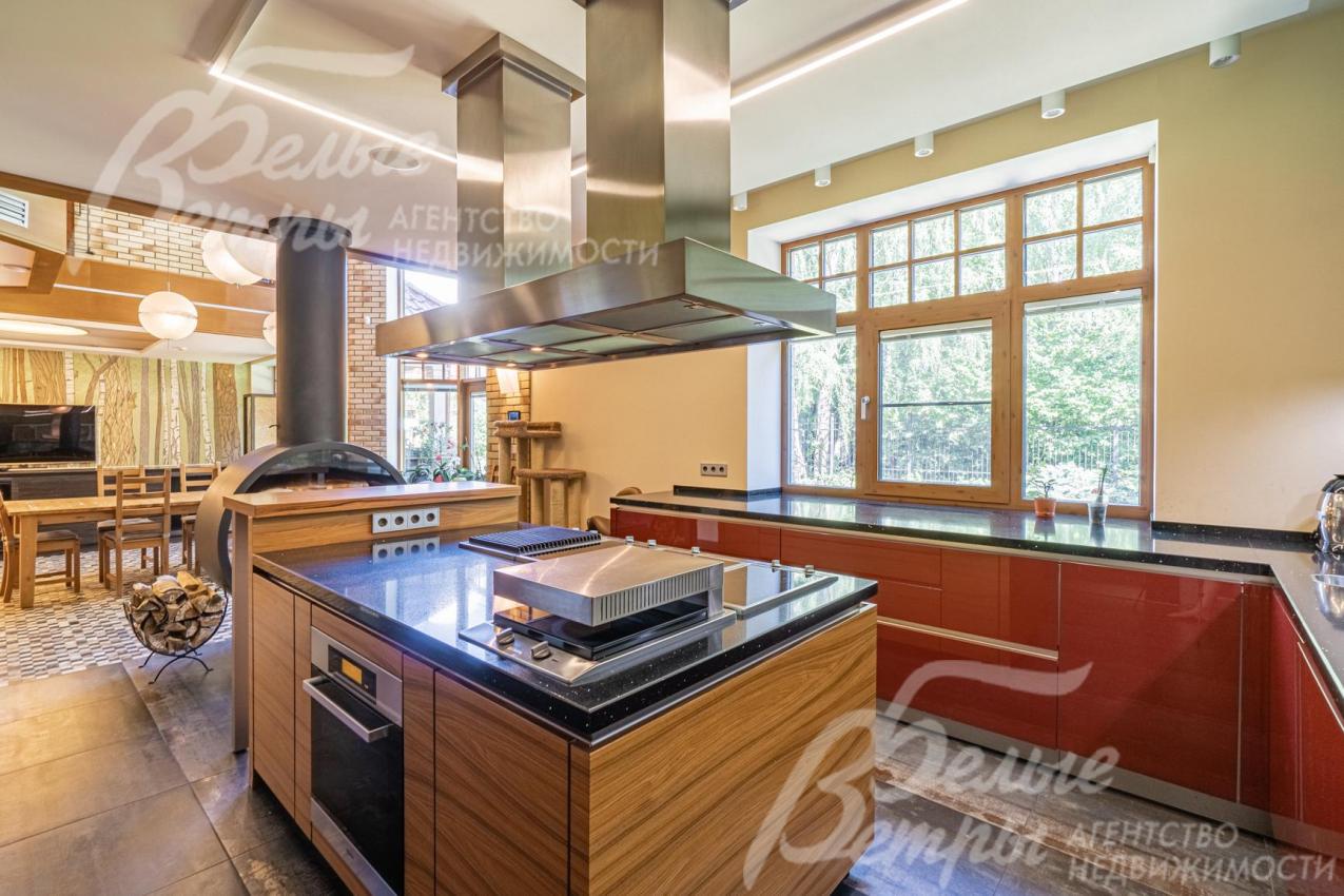 Кухня Warendorf (Германия) Фасады глянцевый пластик, стекло, столешница искусственный камень Black Galaxy 