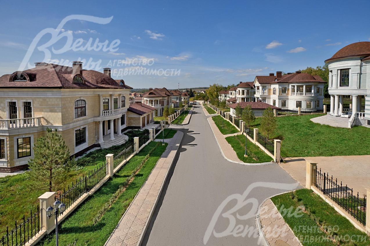 Широкие асфальтовые дороги в поселке Идиллия