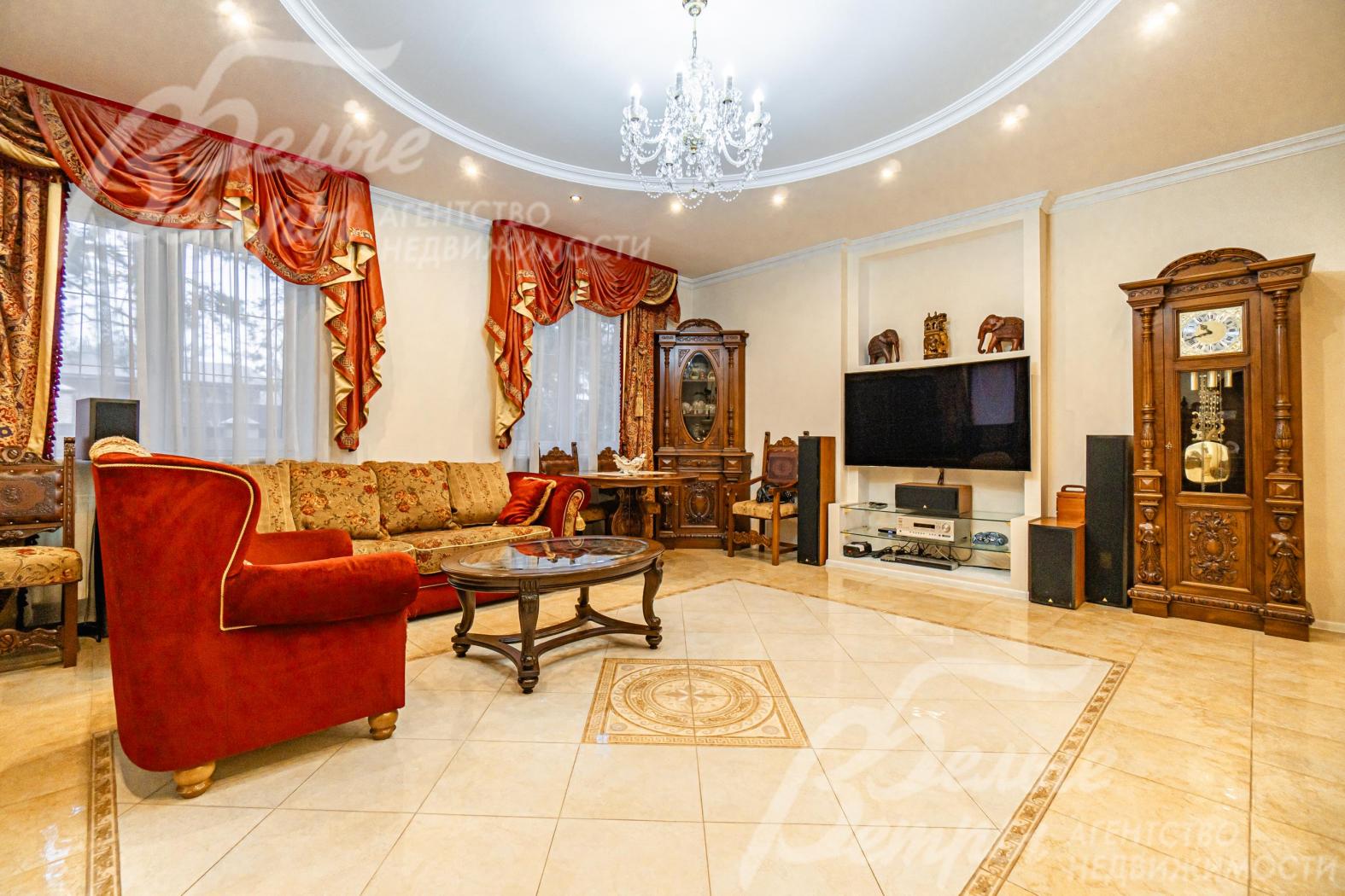Гостиная 34 кв.м с камином. На полу дорогая плитка Versace