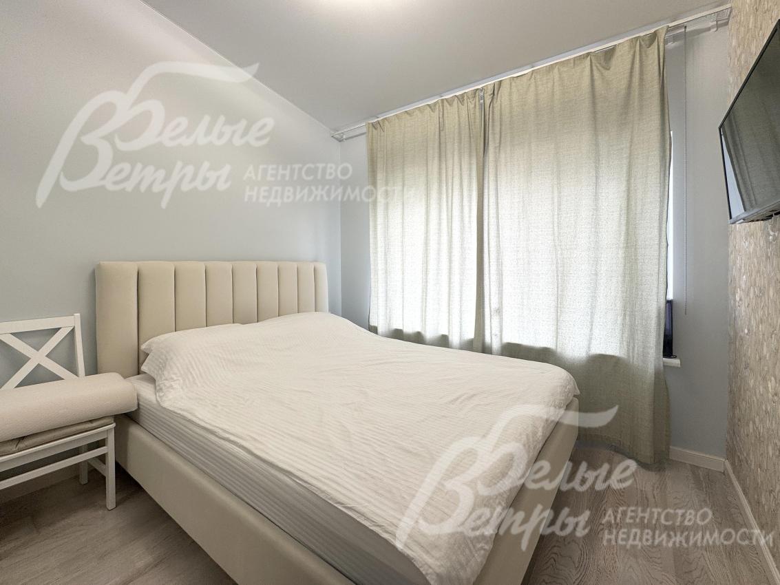 На втором этаже расположена спальня с кроватью от SKDESIGN и оборудованной гардеробной