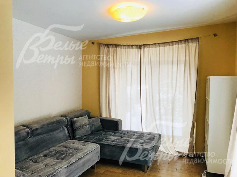 Угловой диван в одной из спален