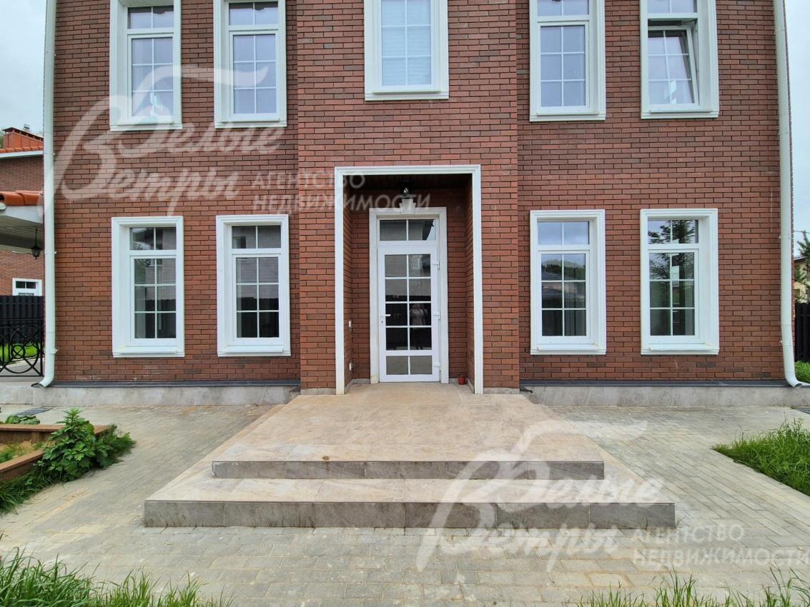 Портал с карнизом у входной группы.