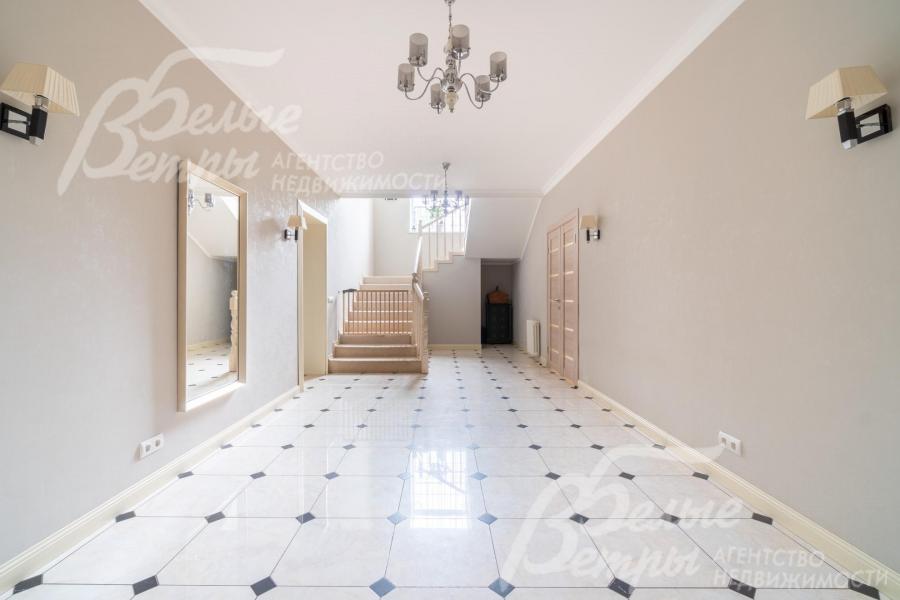 Светлый просторный холл на первом этаже, на полу - керамогранит с водяным подогревом