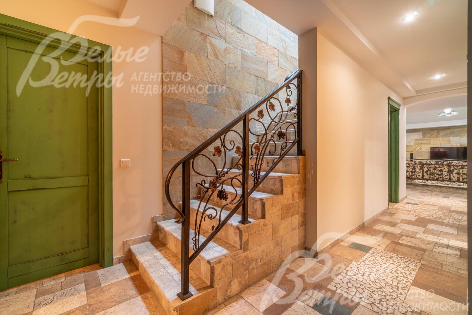 На второй этаж ведёт лестница на железобетонном основании со ступенями, отделанными травертином, и перилами художественной ковки