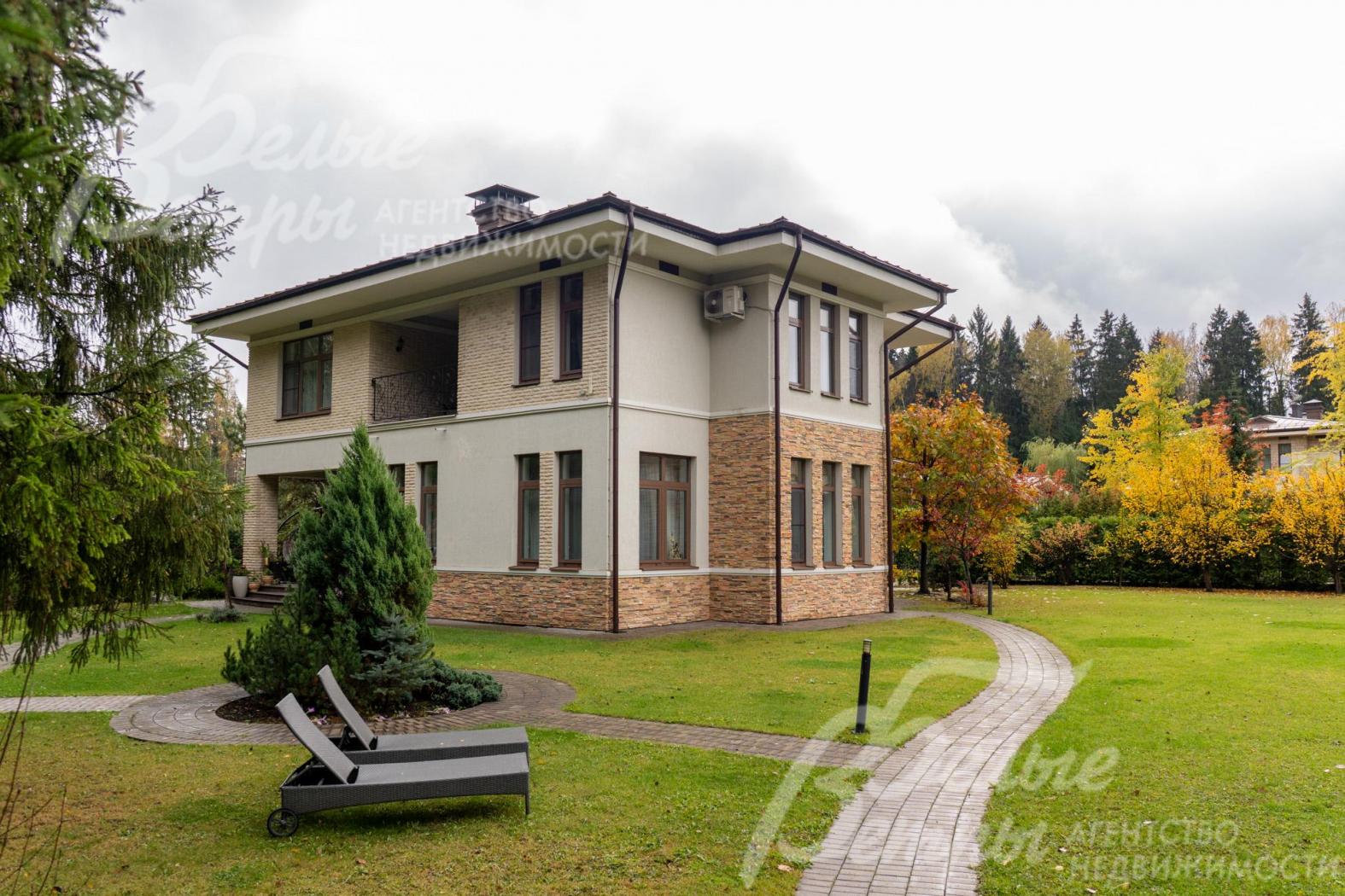 Участок расположен в тихой приватной части коттеджного посёлка у леса