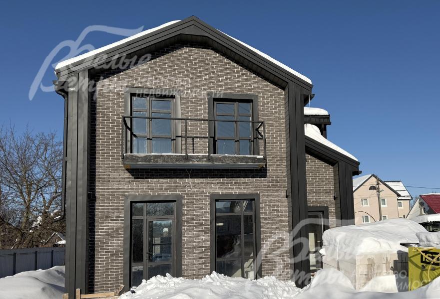 Дом облицован искусственным камнем премиального класса, построен в соответствии с высокими стандартами строительства