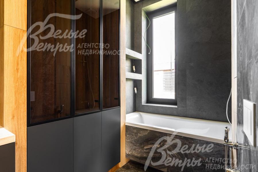 В мастер-ванной стеклопакет с функцией нагрева для предотвращения запотевания.