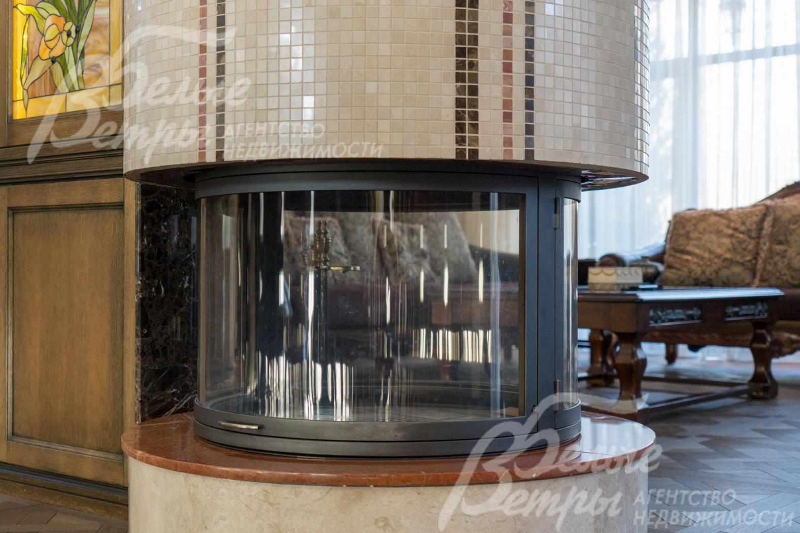 Камин виден из столовой и гостиной, отделан мрамором и дорогостоящей мозаикой