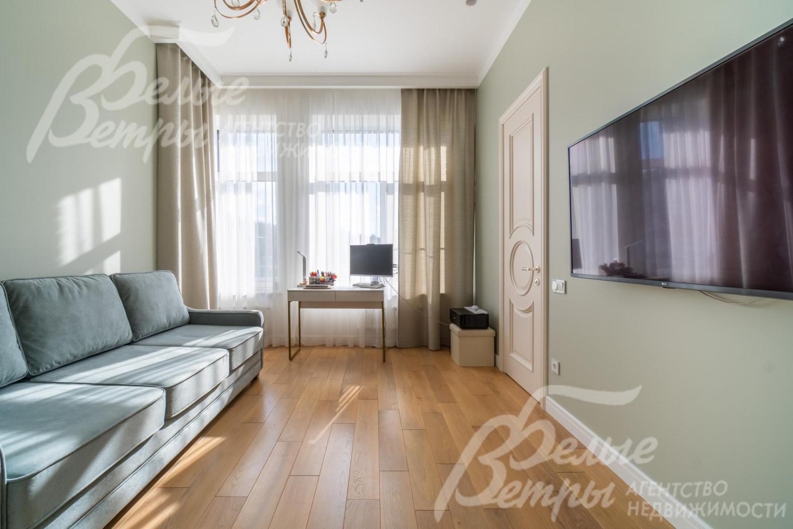 В кабинете: диван, рабочее место, телевизор