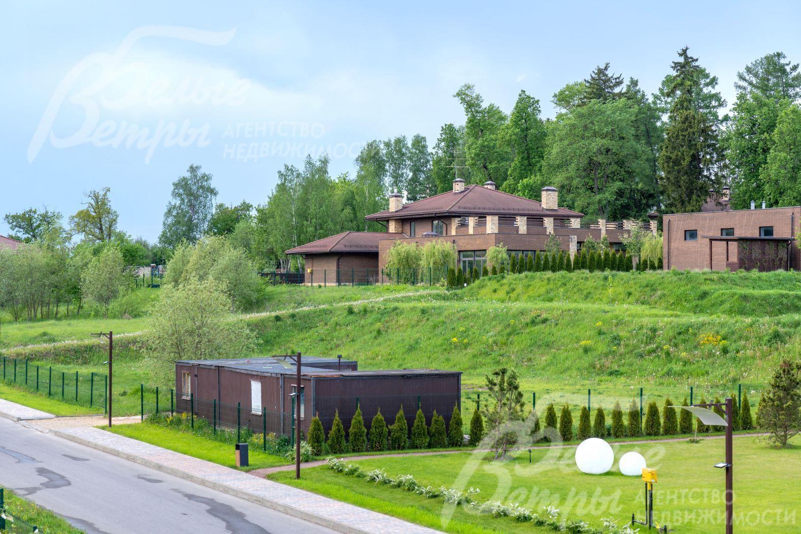 Вид на соседние дома в поселке Усадьба Бергов