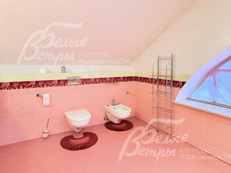 Просторный санузел при мастер-спальне (18,5 кв.м) оформлен в нежных розовых тонах, создающих лёгкую и уютную атмосферу