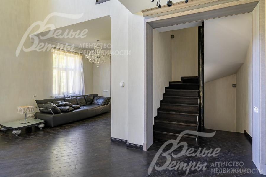 Лестница стандартной ширины, ступени и поручни деревянные