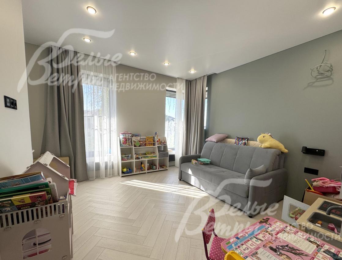 Одна из жилых комнат на 2-м этаже оборудована как детская игровая: можно сделать спальню или кабинет