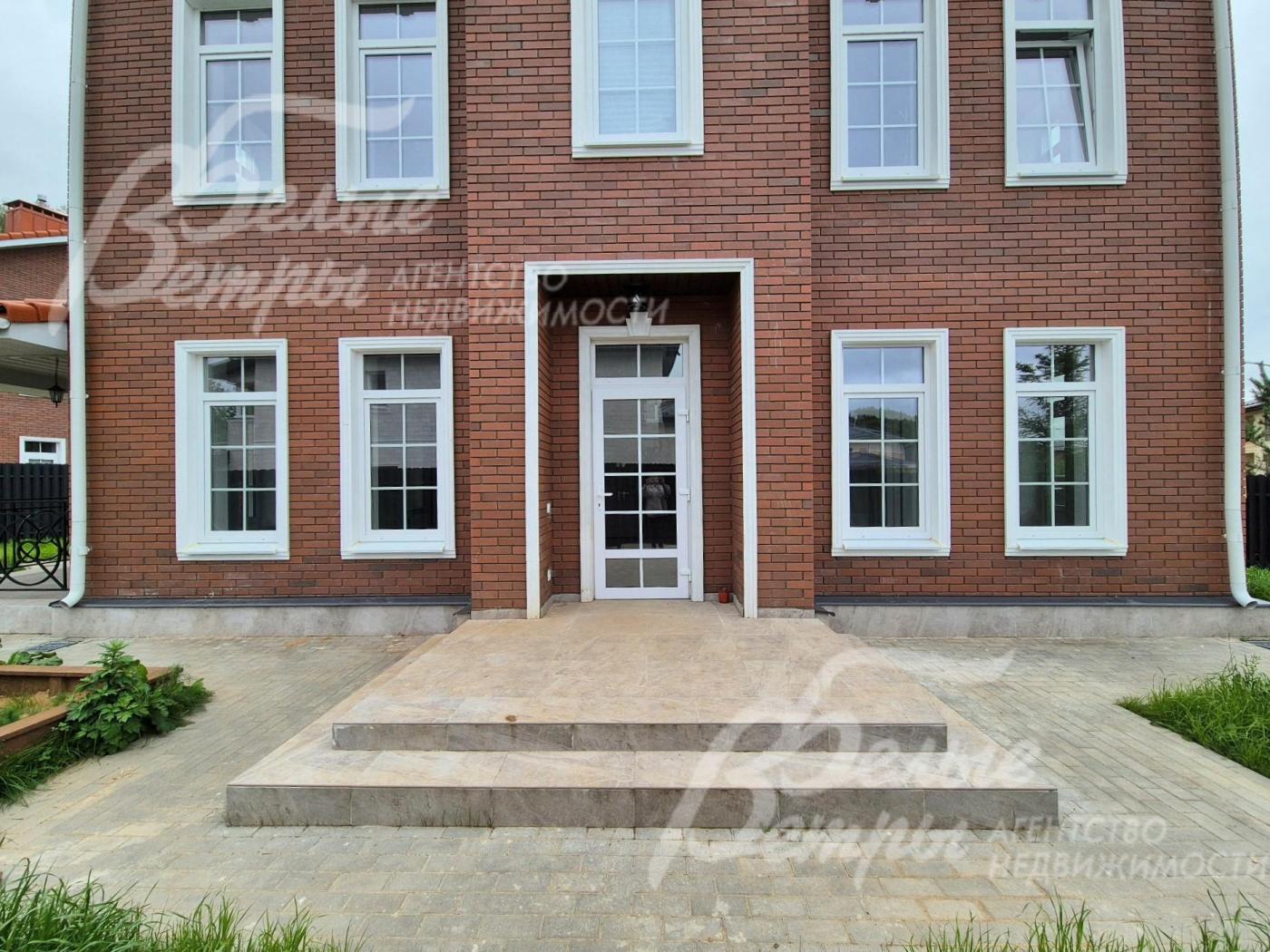 Портал с карнизом у входной группы.