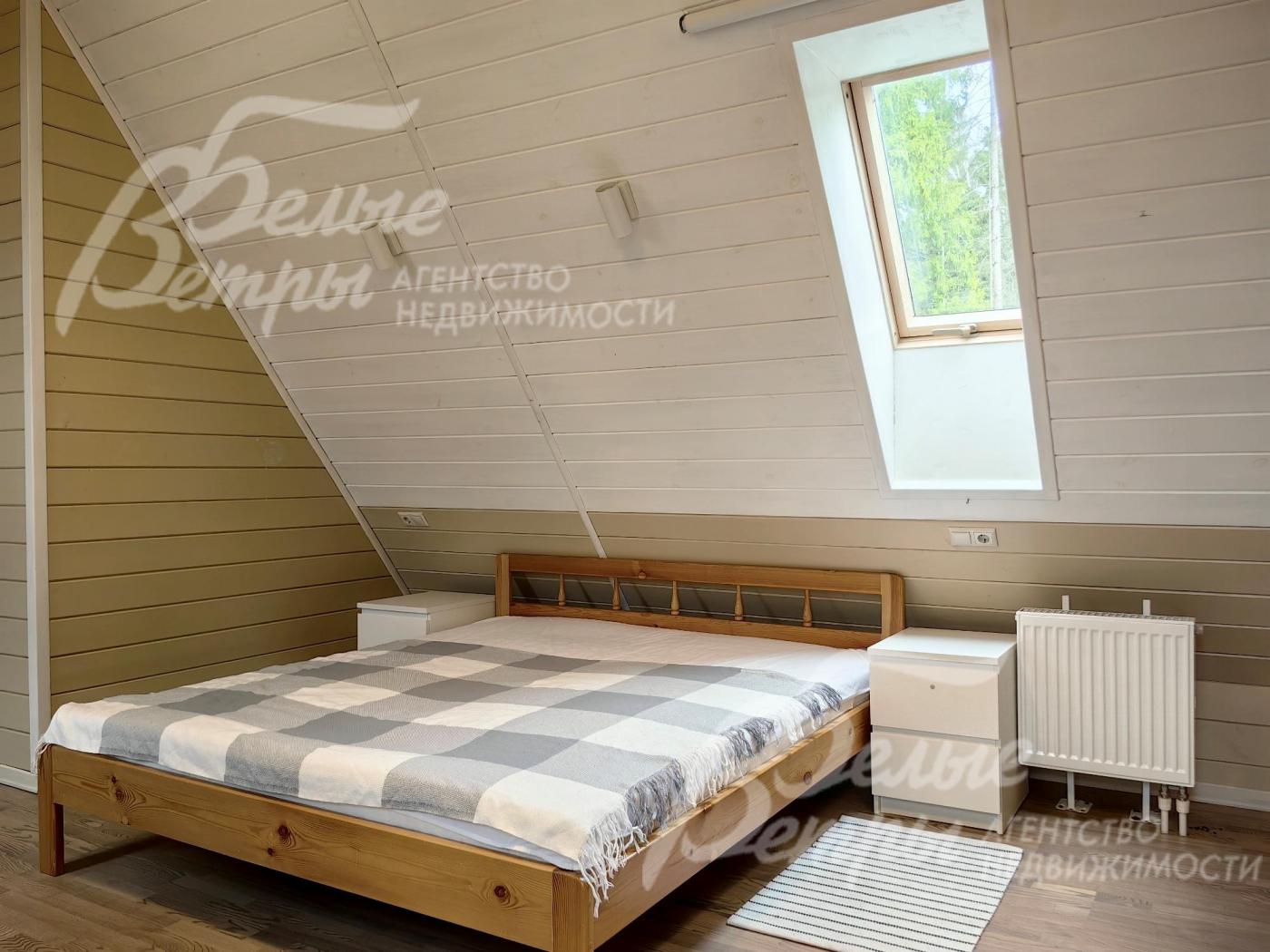 Стены в мансарде отделаны деревом и окрашены.