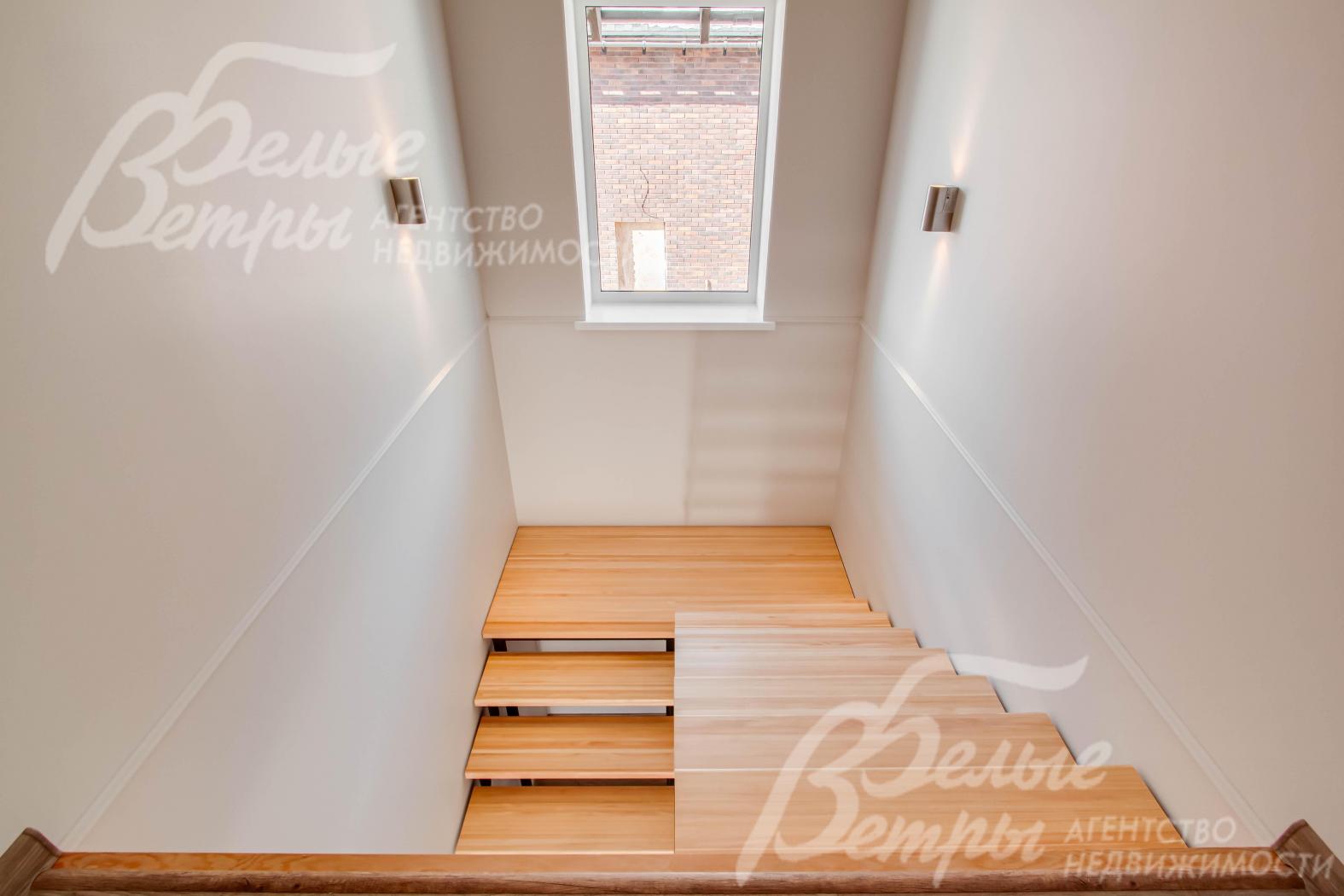 Лестничный марш на металлическом каркасе с деревянными ступенями