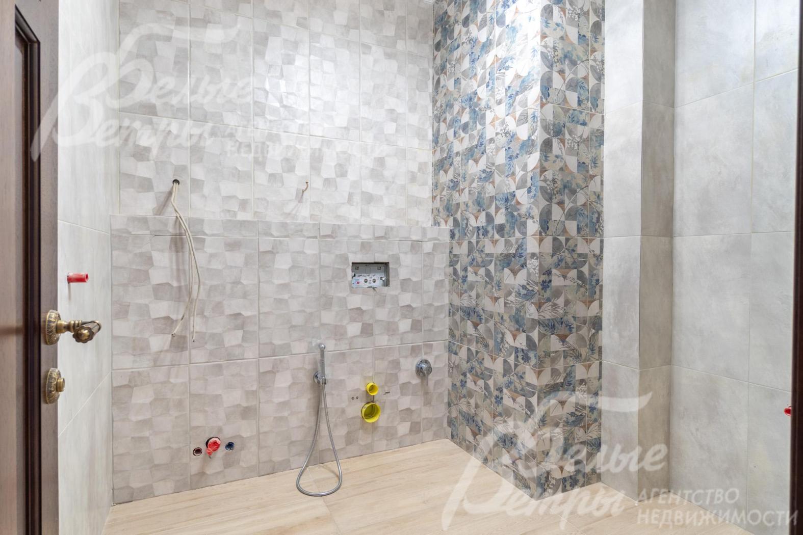 Санузлы в доме оформлены качественной плиткой, сантехнические точки подключены