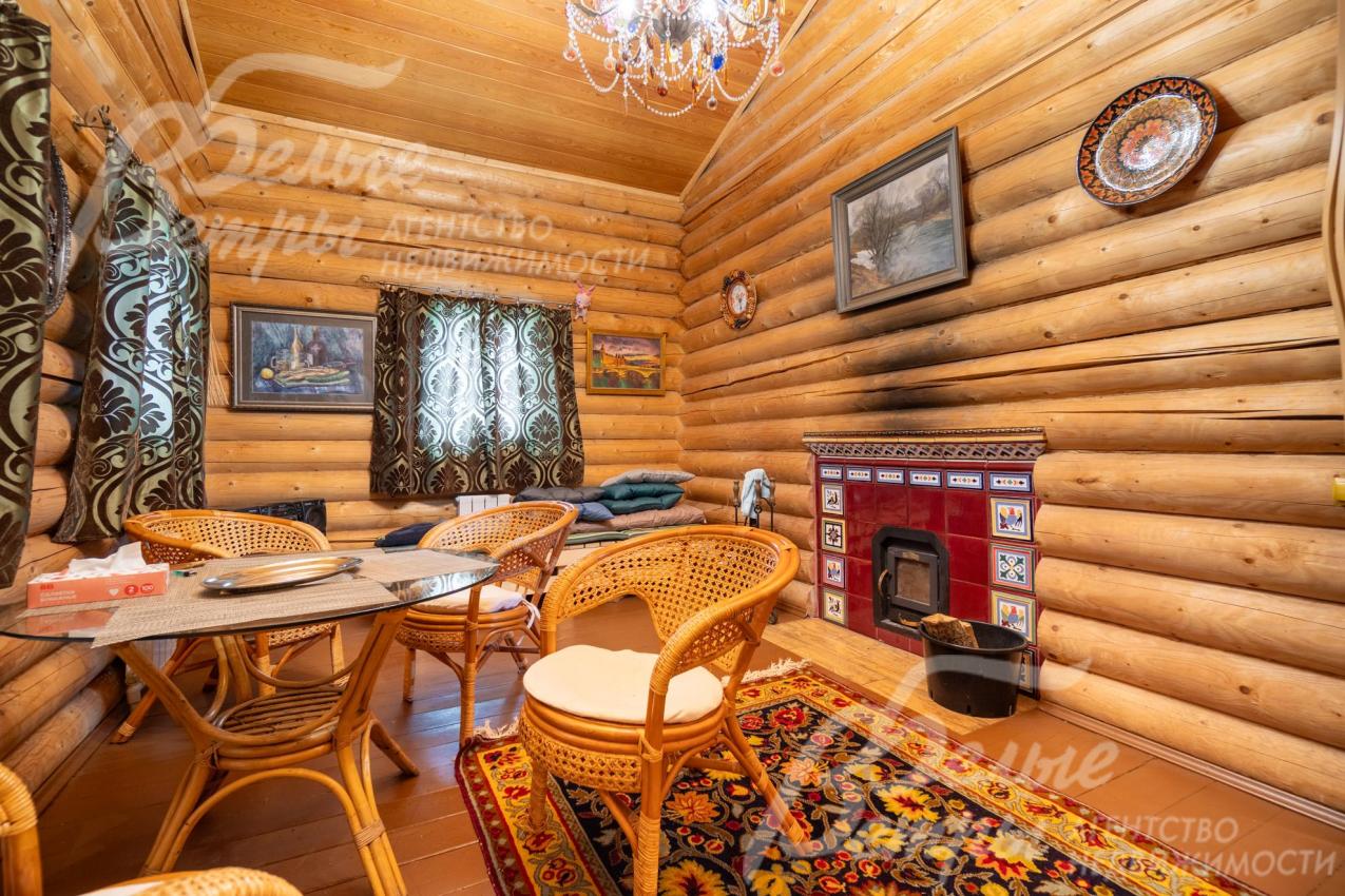 В бане есть комната отдыха, оформленная в стиле традиционной русской избы с акцентом на натуральные материалы