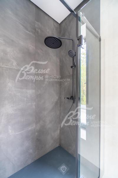 В санузлах - крупноформатная плитка серых цветов, качественная сантехника