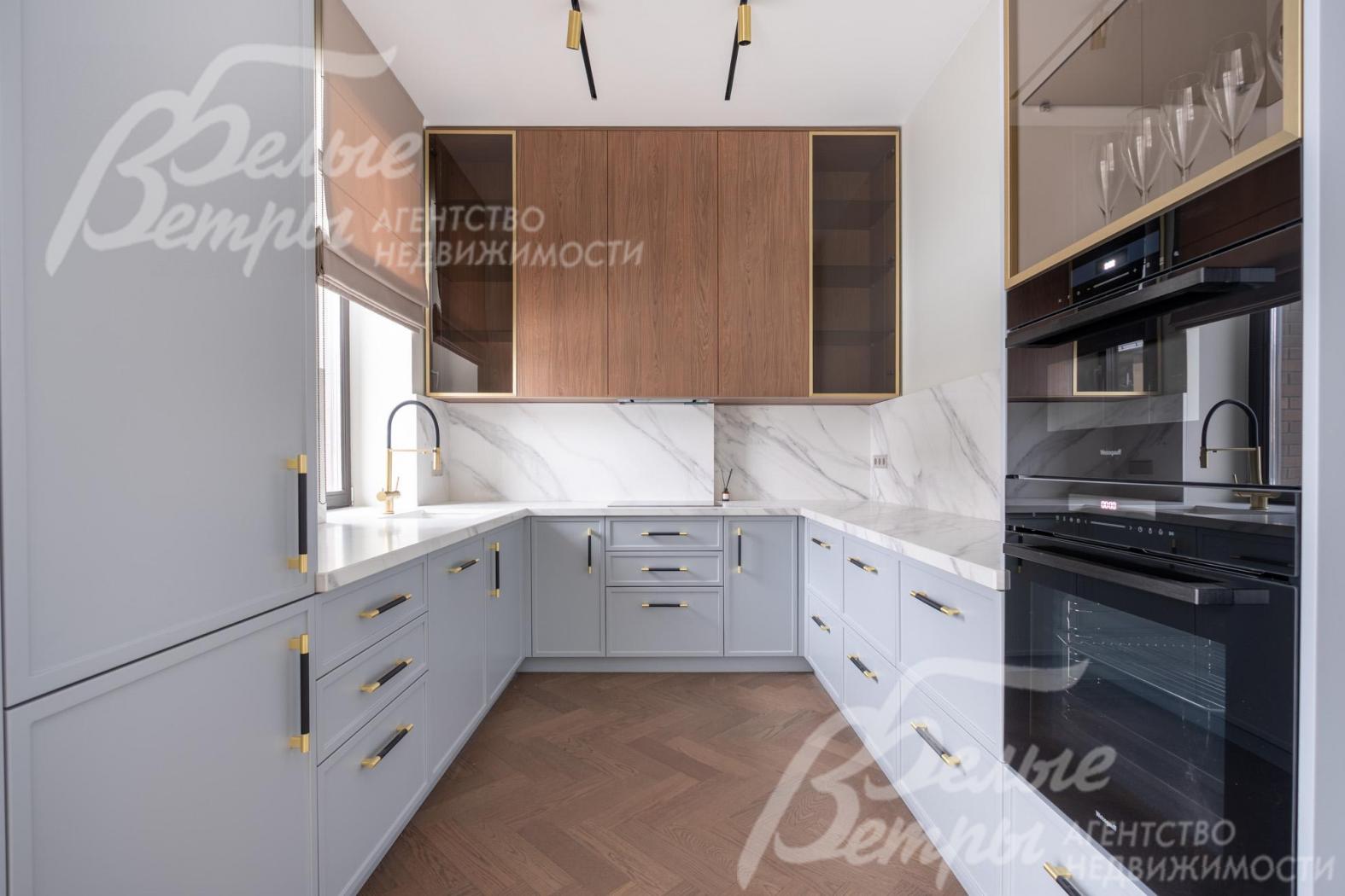 Полностью оборудованная техникой кухня Este