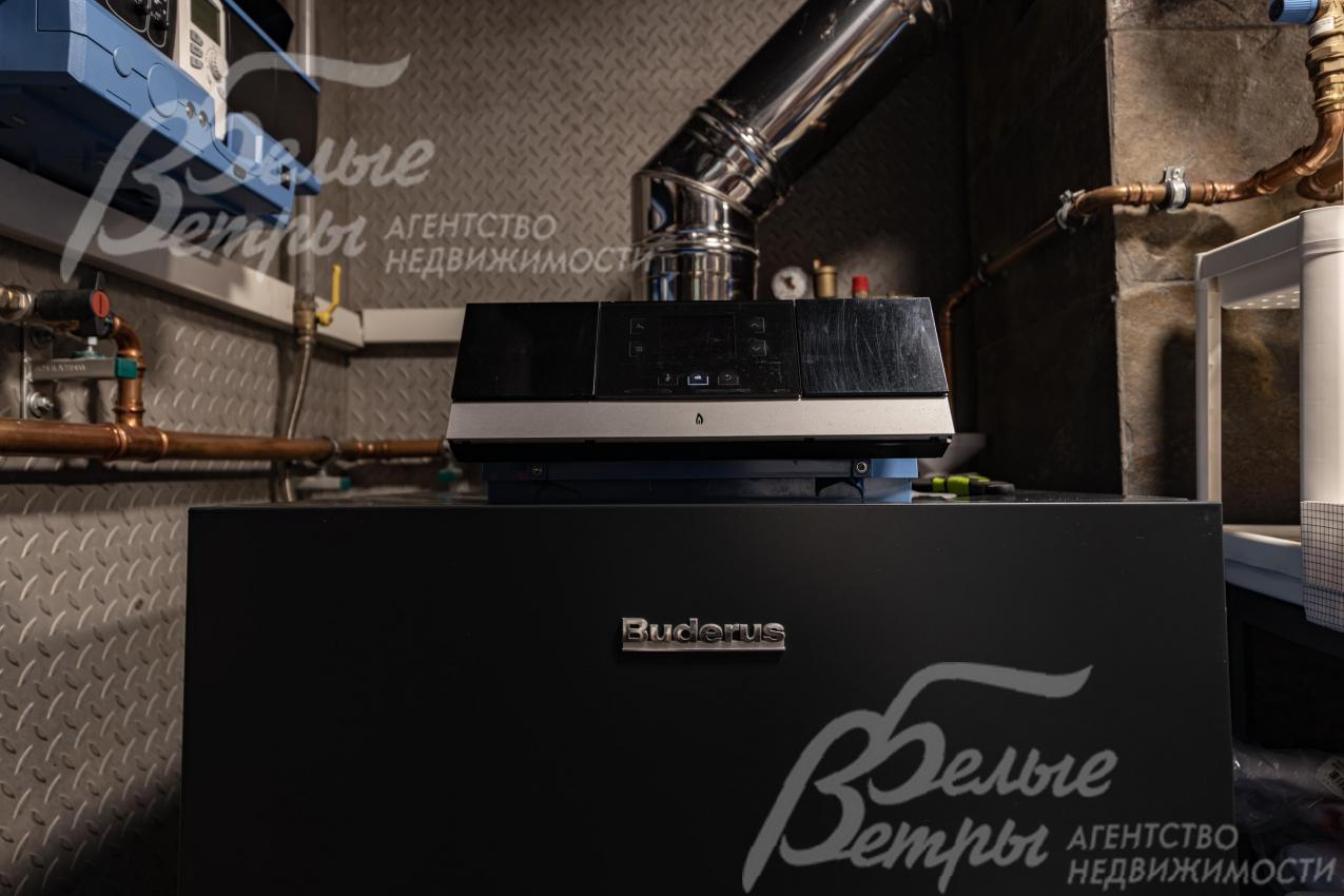 Основной газовый котел Buderus 50 кВт с 5 контурами отопления.