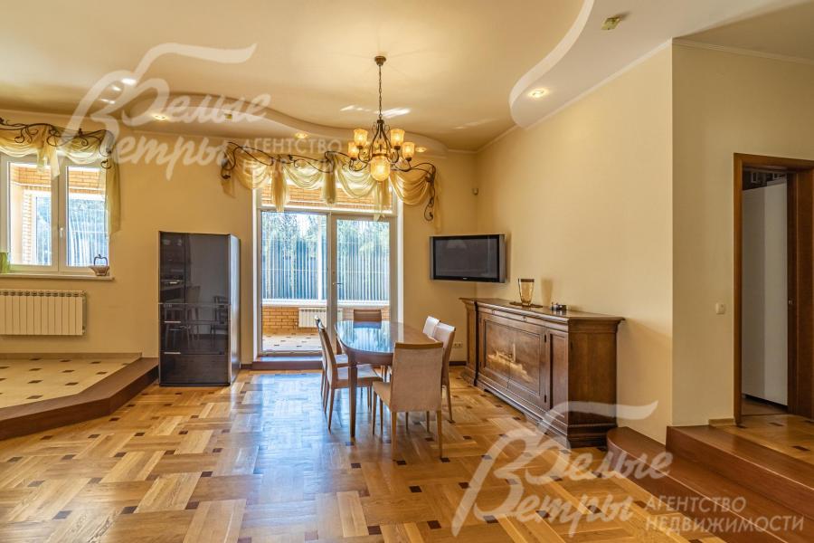 Выход из столовой в зимний сад 19.5 кв.м