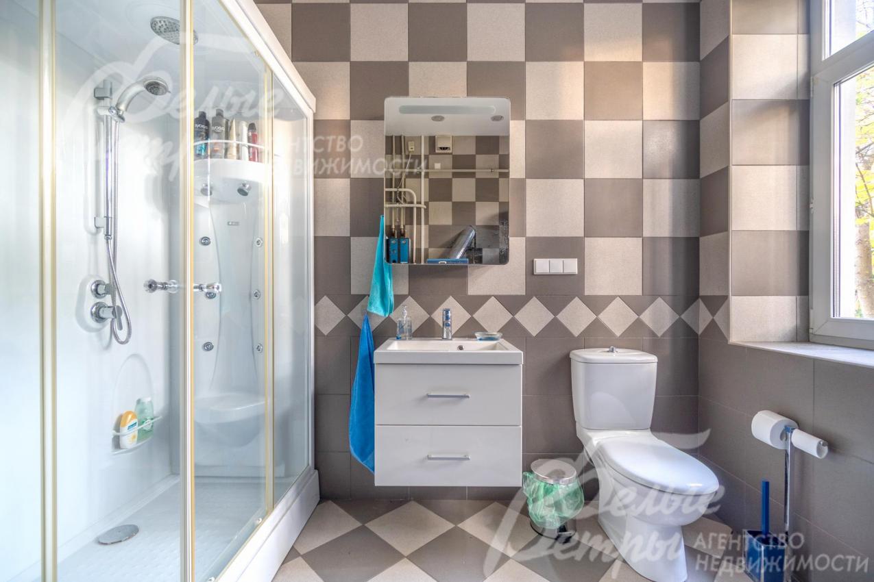 Санузлы отделаны коллекционной итальянской плиткой от пола до потолка