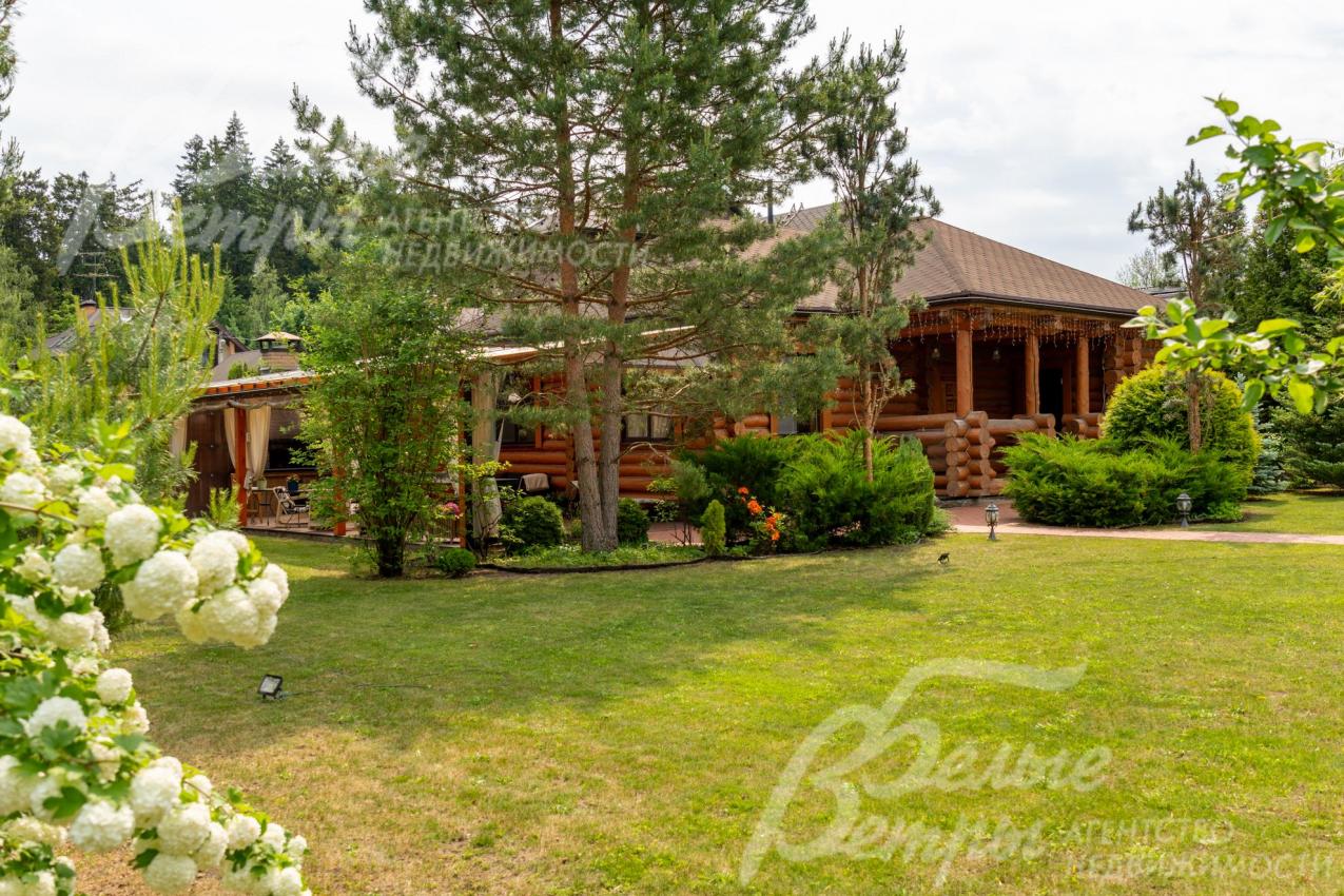 Спланирован газон, выложены дорожки, высажены цветы (розарий, пионы, ирисы, ландыши), кустарники, декоративные и плодовые деревья.