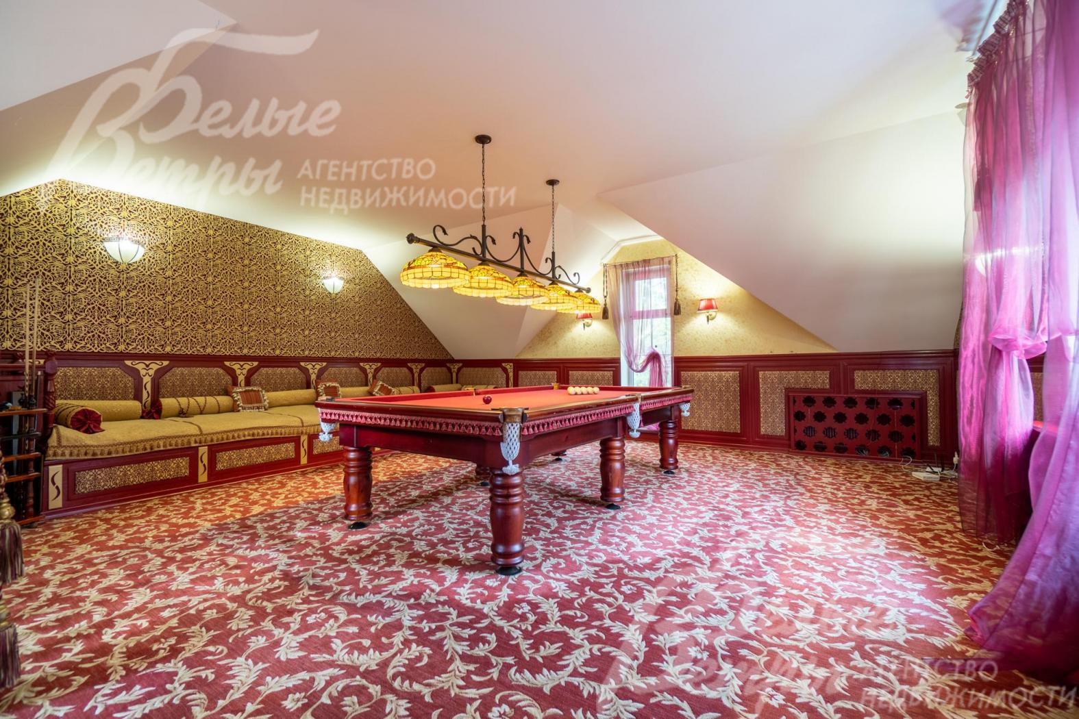 Бильярдный зал со столом 11,5 футов с красным сукном для русской пирамиды