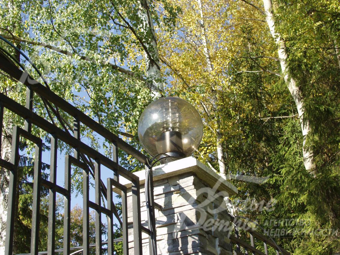 Вдоль ограждения выполнено уличное освещение