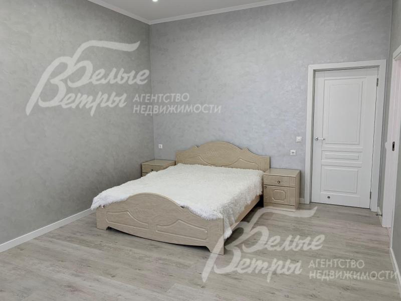 На стенах спален декоративная штукатурка "мокрый шелк"