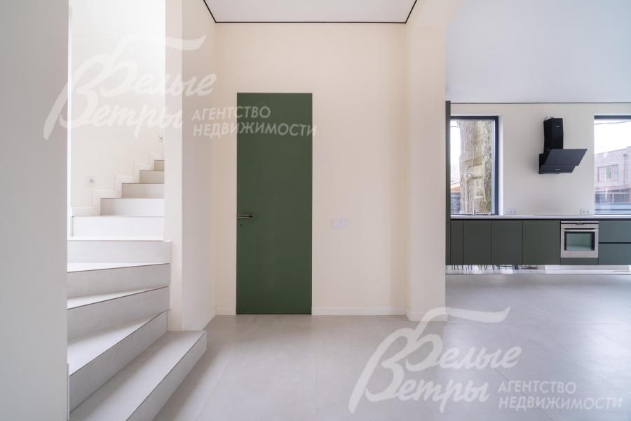 В доме установлены двери скрытого монтажа, покрашенные в тон кухонного гарнитура