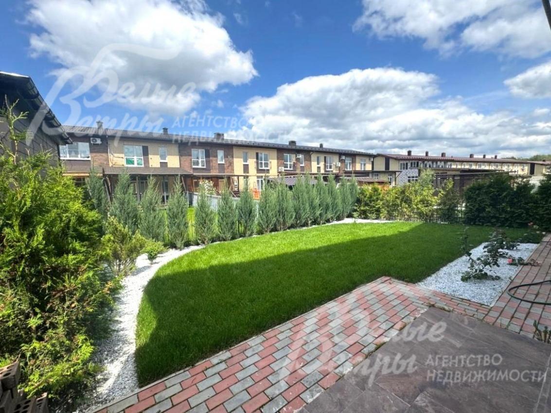 Участок засеян газоном, высажены кустарники и деревья