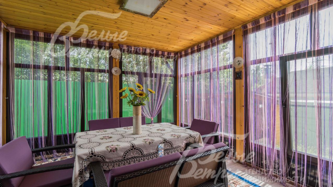 Уютная веранда со столом