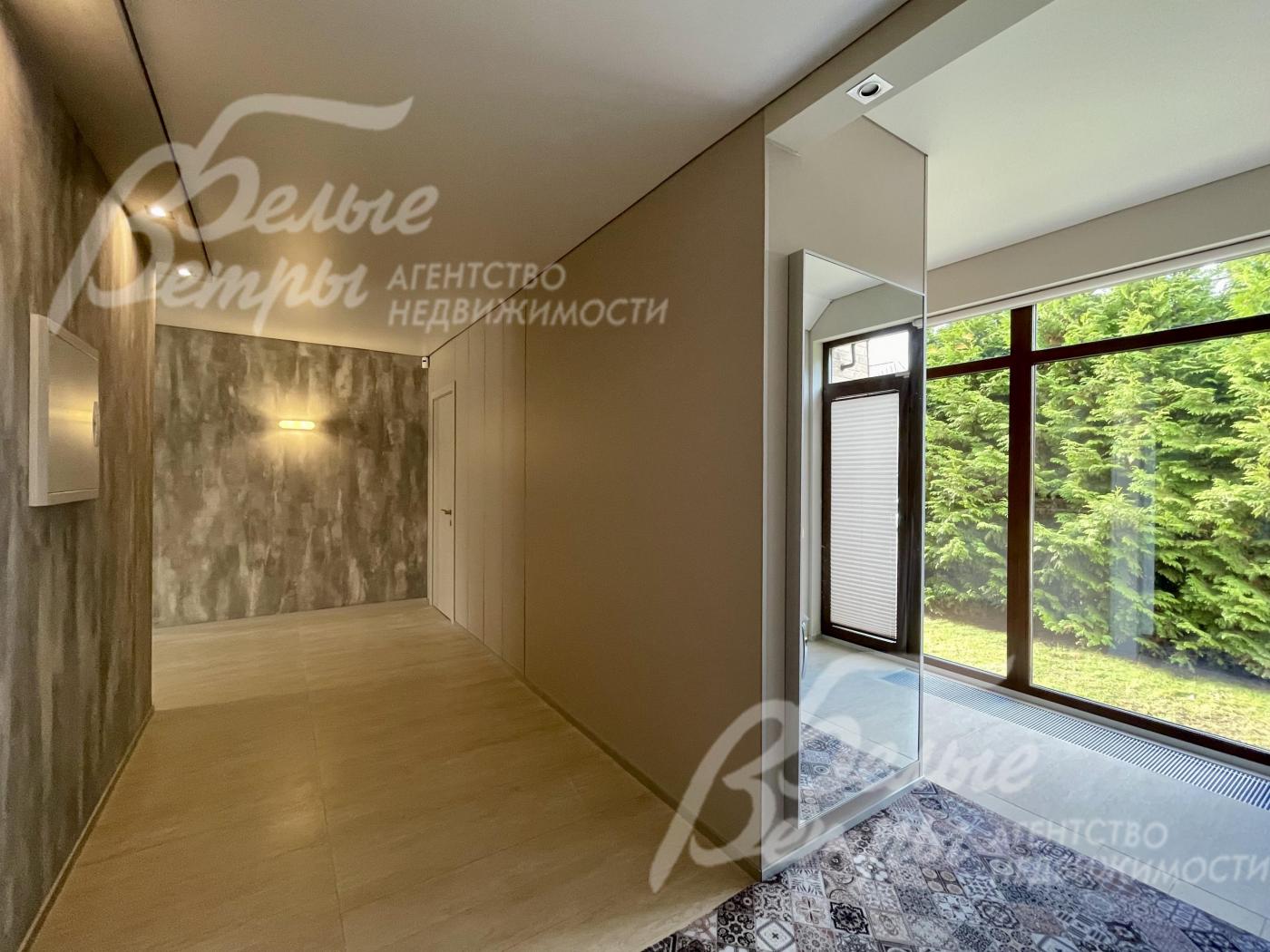 Холл-прихожая с панорамными окнами