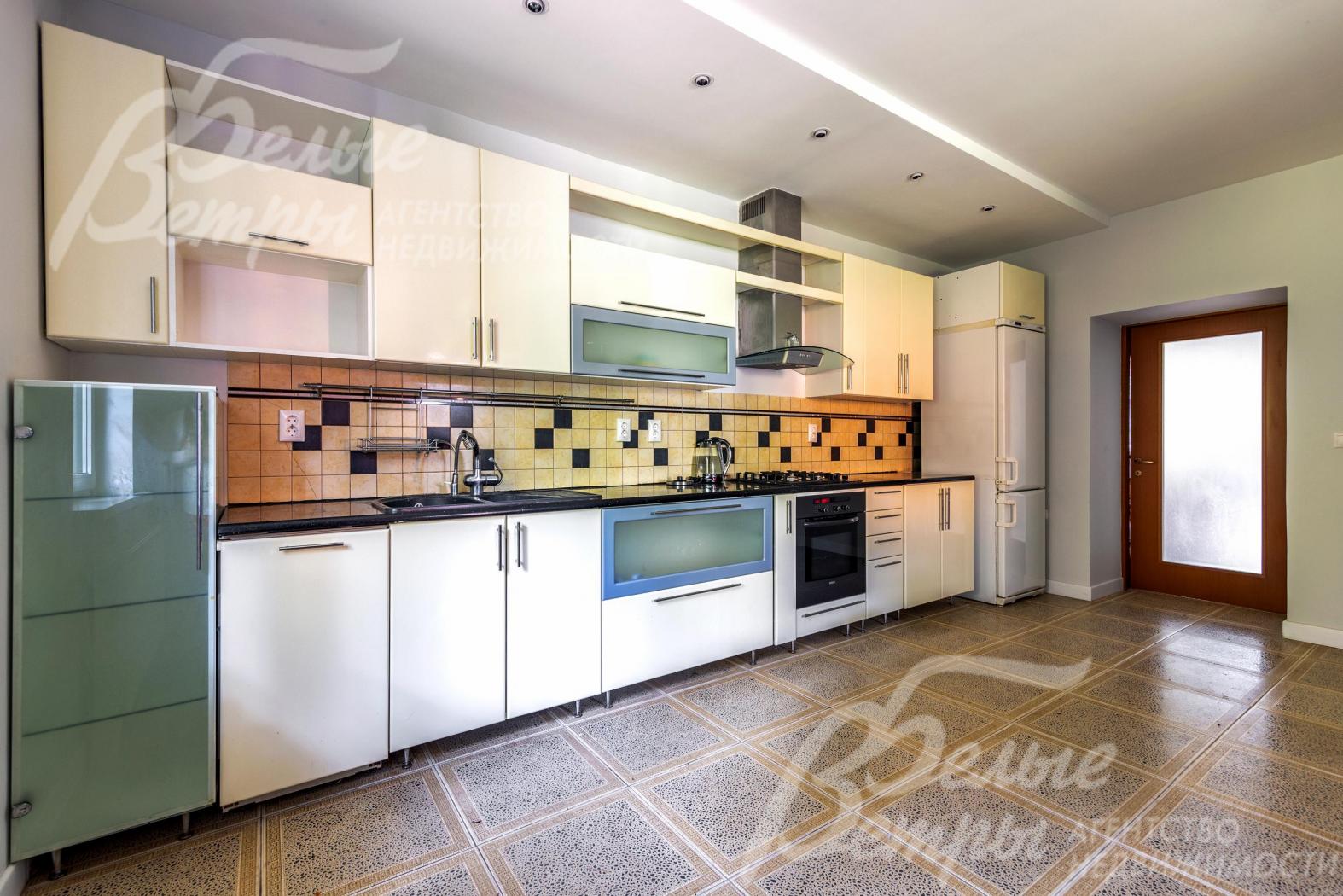 Кухня оснащена встроенной техникой Bosh (газовая плита, духовой шкаф, посудомоечная машина), установлен холодильник Miele