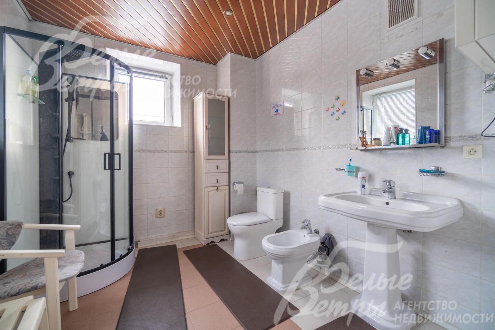 Просторный санузел на втором этаже с душевой и биде, установлена сантехника европейских брендов