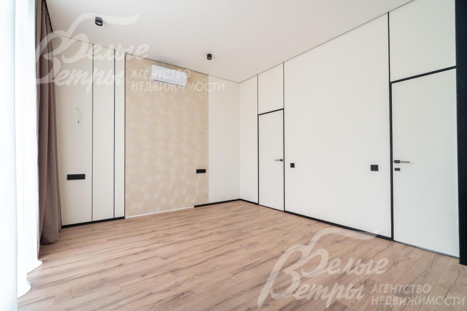 Установлены двери скрытого монтажа с чёрной фурнитурой высотой 2 м