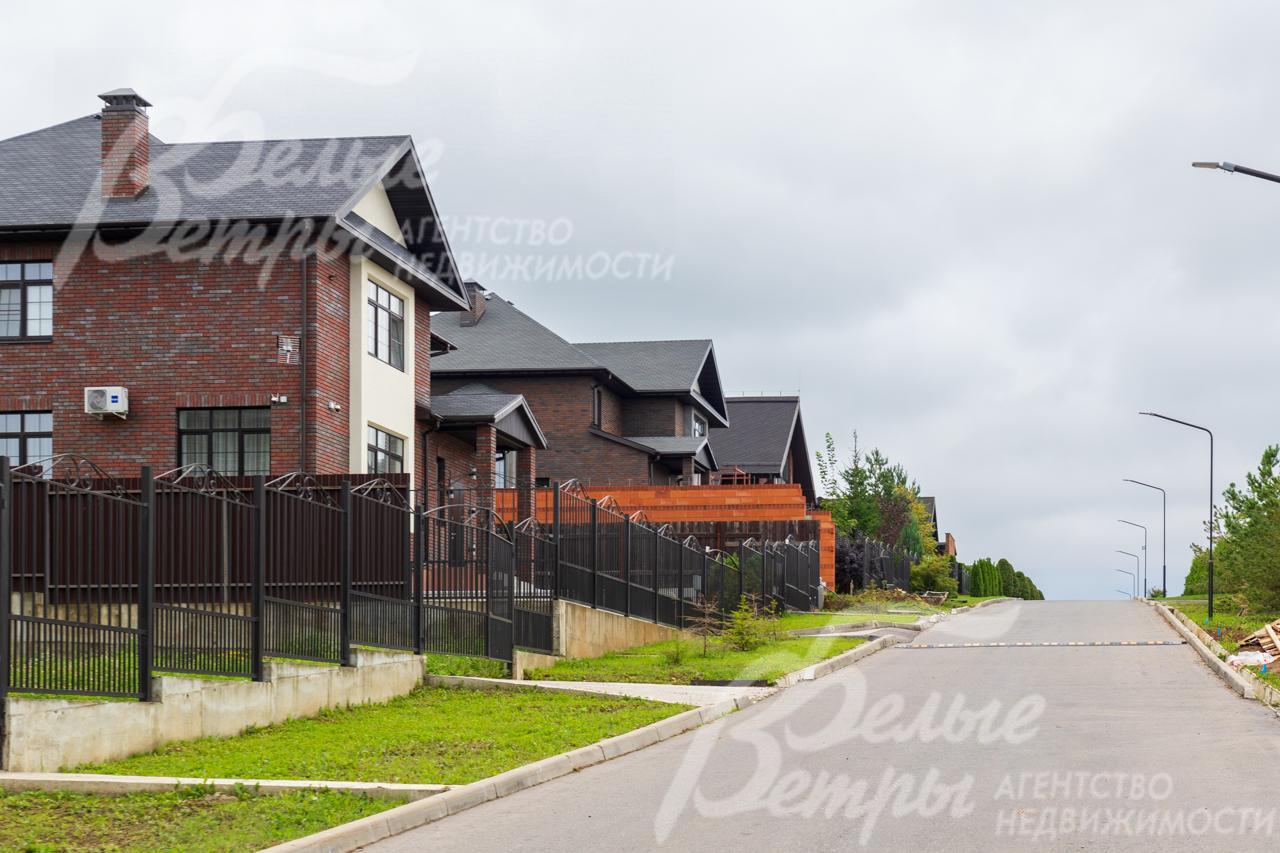 Широкие освещенные асфальтированные дороги в поселке Ильичевка