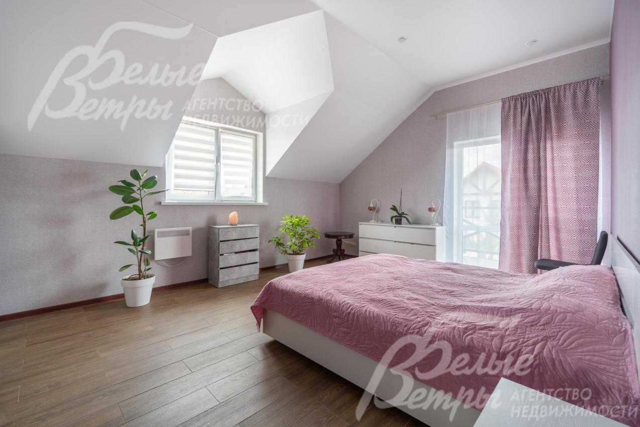 Одна из спален на втором этаже - с выходом на собственный балкон площадью 2,5 кв.м