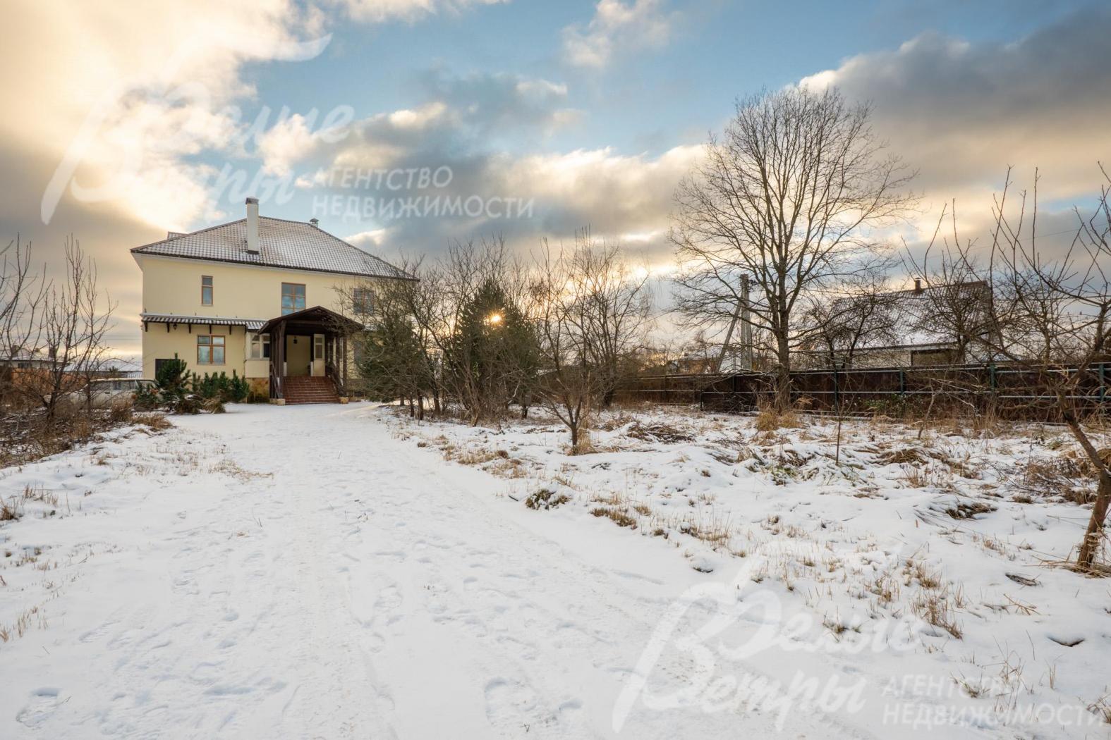 Дом расположен на участке площадью 29 соток в обжитом коттеджном посёлке рядом с инфраструктурой Новой Москвы